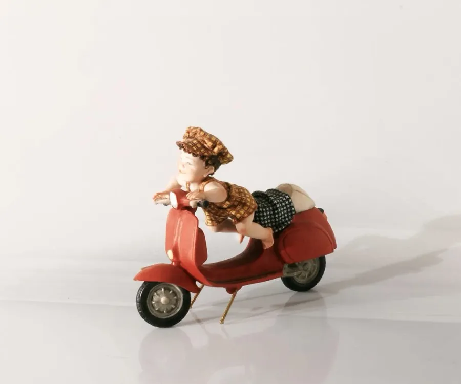 obrazek 2 Elegancka, porcelanowa figurka chłopca na skuterze - Sibania