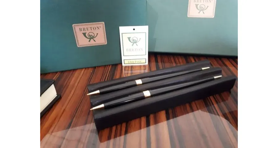 picture 5 A stylish stand for two feathers! - Absolute Breton