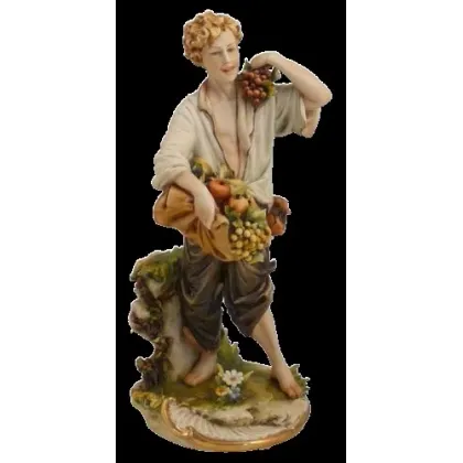 Zdjęcie Figurka z włoskiej porcelany - mężczyzna z owocami