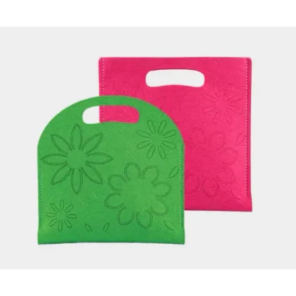 Zdjęcie Prosta torba z ozdobnymi kwiatowymi nacięciami