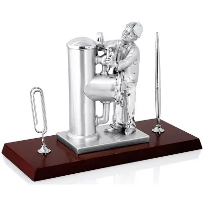 Zdjęcie Piękna dekoracyjna figurka hydraulika