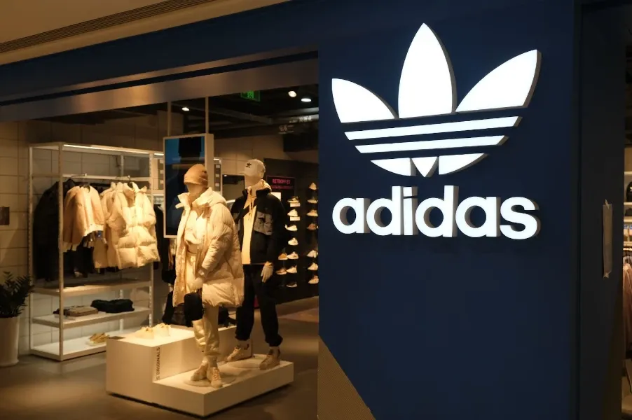 Sukienka adidas w eleganckiej stylizacji? Sprawdź, z czym ją połączyć!