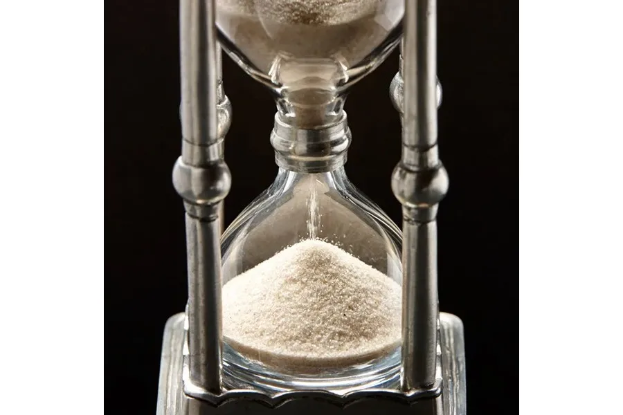picture 4 Elegant hourglass