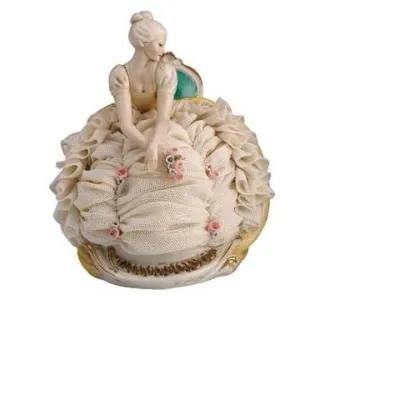 Zdjęcie Figura z porcelany kobiety siedzącej