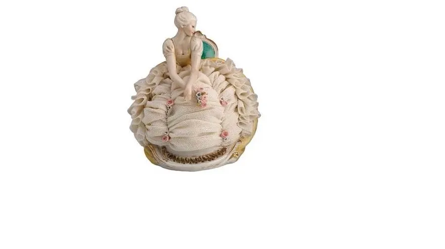 obrazek 1 Figura z porcelany kobiety siedzącej