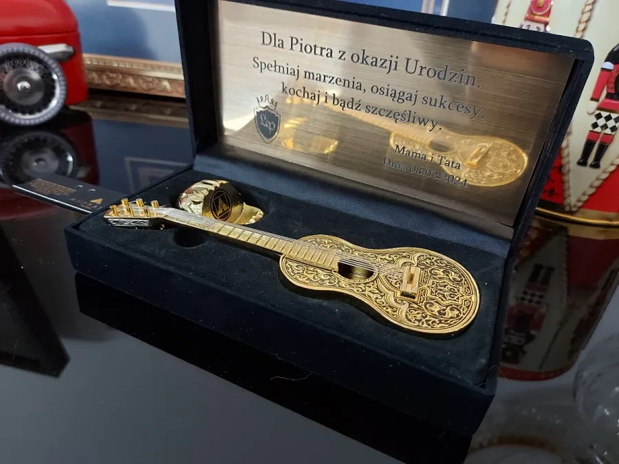 obrazek 3 Piękna gitara dla miłośnika muzyki na prezent