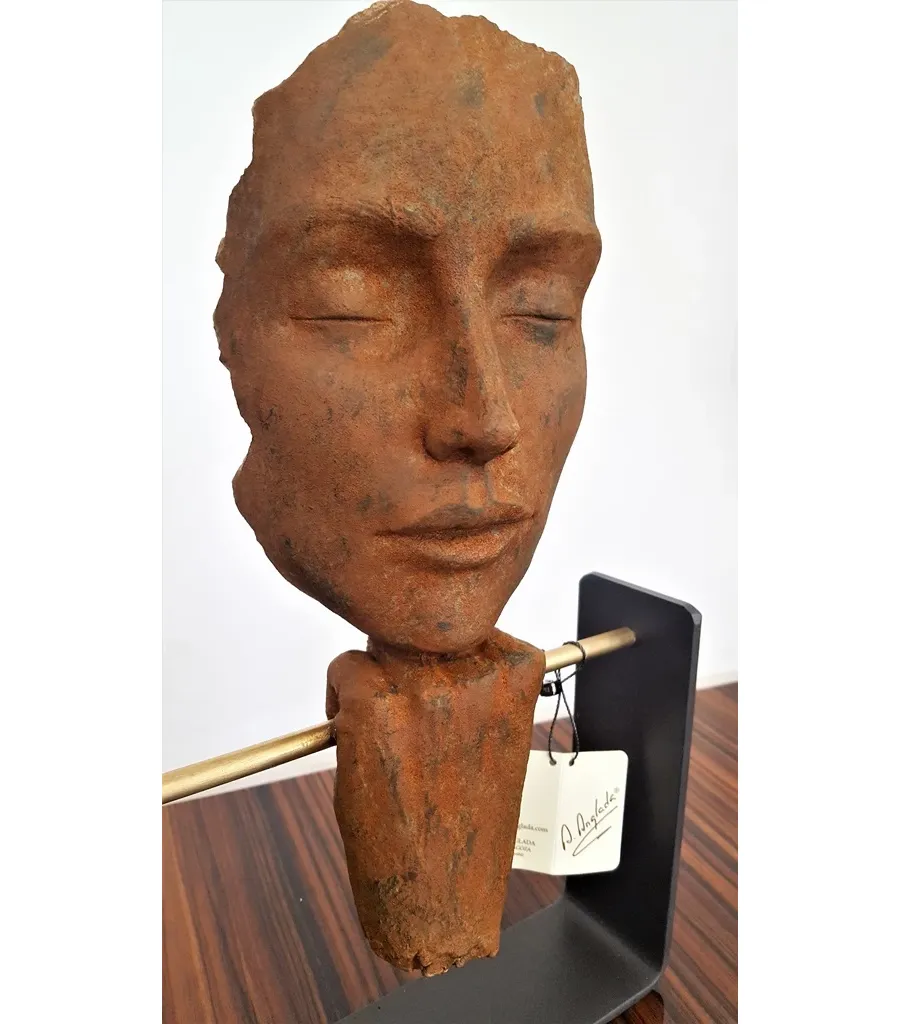 obrazek 2 Nieszablonowa figura zamyślonej damy