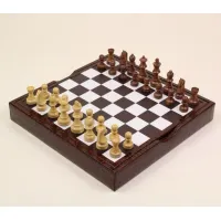 Zdjęcie Brązowa szachownica pokryta skórą z drewnianymi figurami