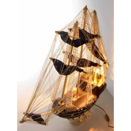 Zdjęcie Zachwycająca lampka biurkowa w kształcie żaglowca z Italii