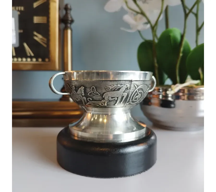 obrazek 1 Miniaturowy irlandzki kielich Sam Maguire zdobiony celtyckim motywem