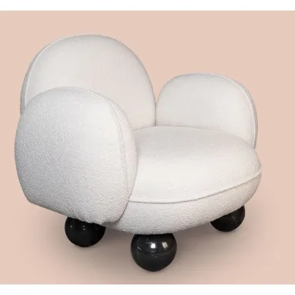 Zdjęcie Piękny fotel Gala wsparty na czterech marmurowych kulach