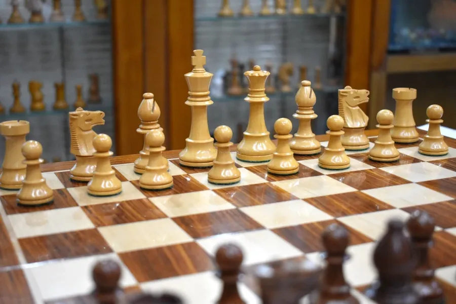 obrazek 5 Ekskluzywny komplet szachowy z szufladą z serii klubowej - The Chess Empire