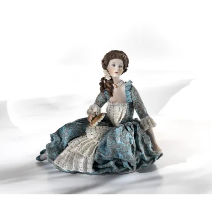 Zdjęcie Lalka porcelanowa przedstawiająca kobietę w sukni - Sibania