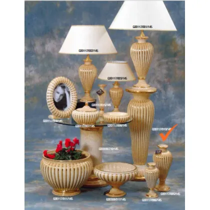 Zdjęcie Urokliwy ceramiczny wazon zdobiony złotem