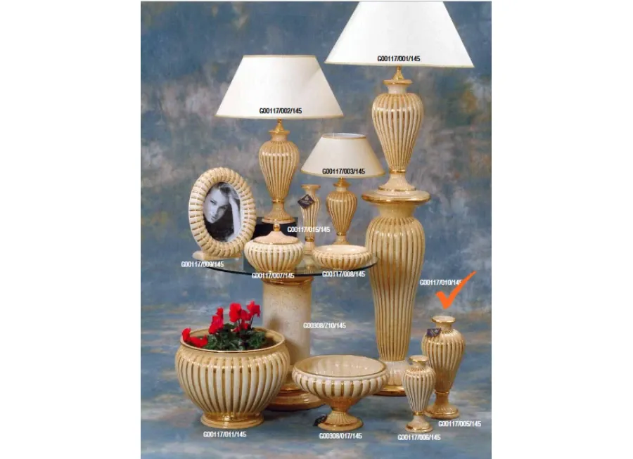 obrazek 1 Urokliwy ceramiczny wazon zdobiony złotem