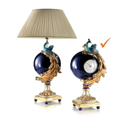 Zdjęcie Urokliwy zegar ze wspaniałą figurą pawia