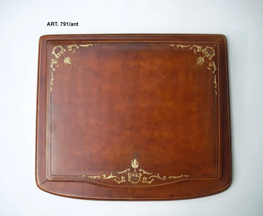 picture 1 Compact Renaissance-style desk set
