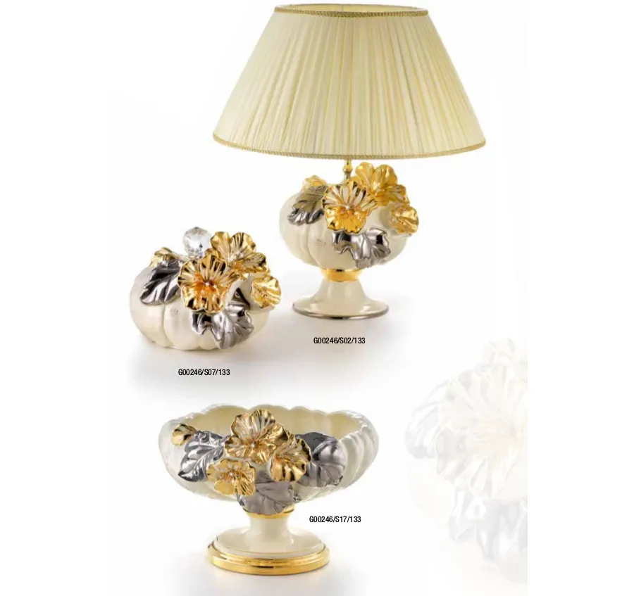 obrazek 1 Ceramiczna lampa biurkowa z Włoch z motywem roślinnym i złoceniami