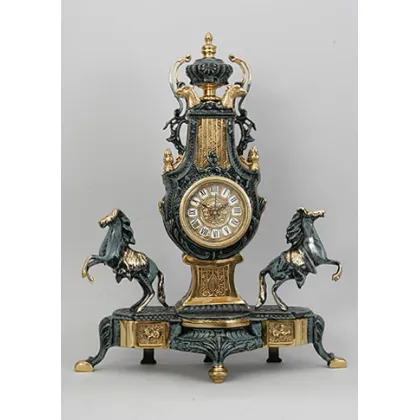 Picture A tasteful Virtus 1945 clock