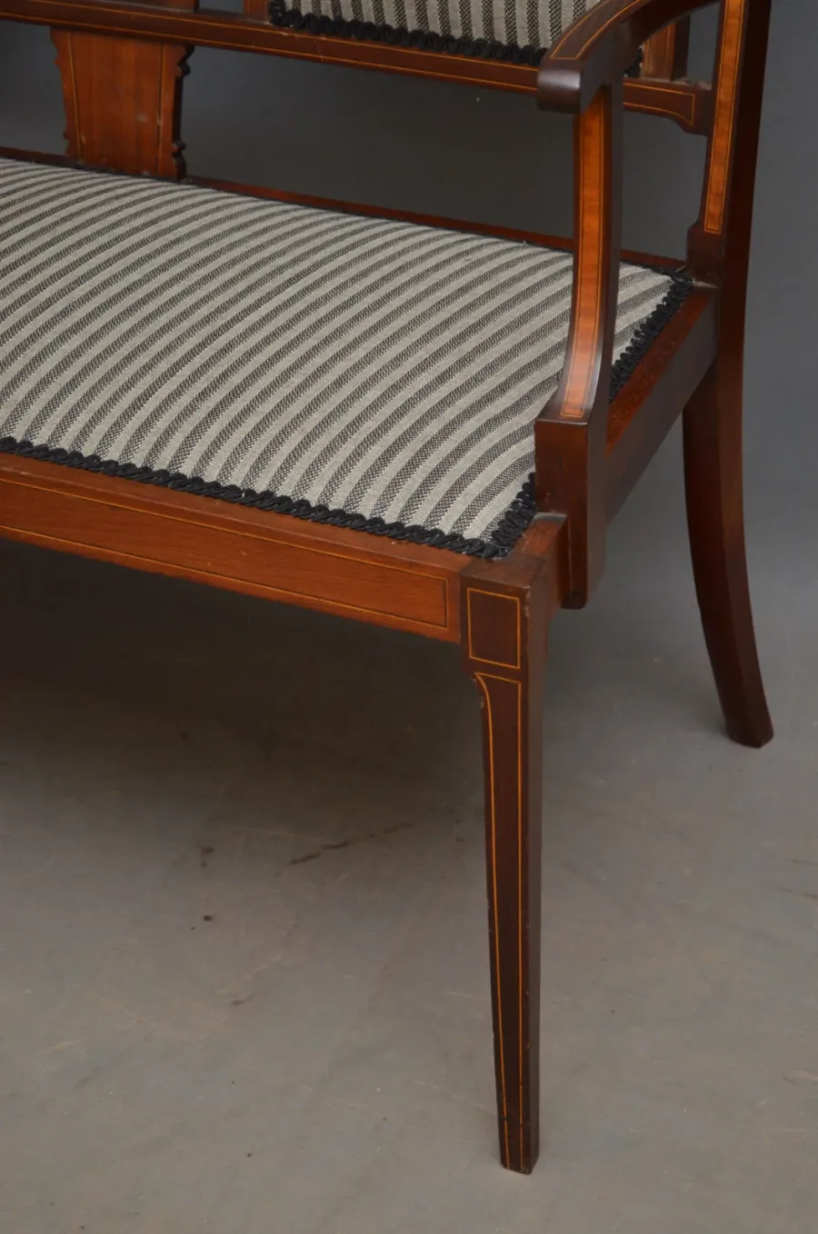 obrazek 2 Edwardiańska, mahoniowa i inkrustowana sofa o prostym i eleganckim designie