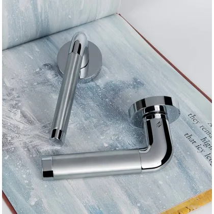 Zdjęcie Klamka Taipan z mosiądzu i okrągłym szyldem