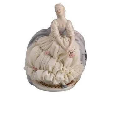 Zdjęcie Piękna figurka kobiety z porcelany