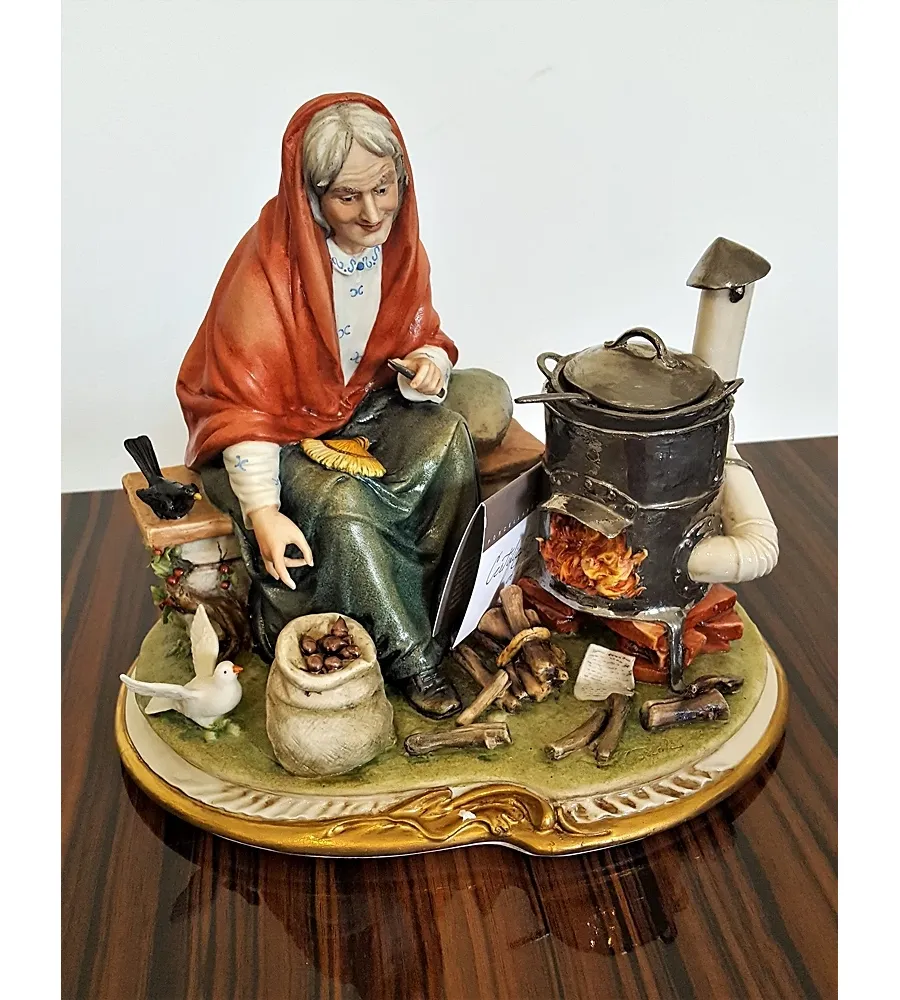 obrazek 3 Porcelanowa figurka kobiety piekącej kasztany