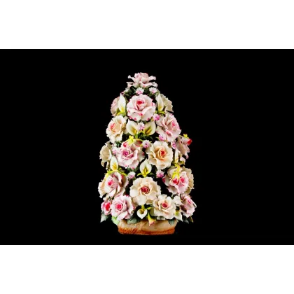 Zdjęcie Stylowy porcelanowy stożek z kwiatami