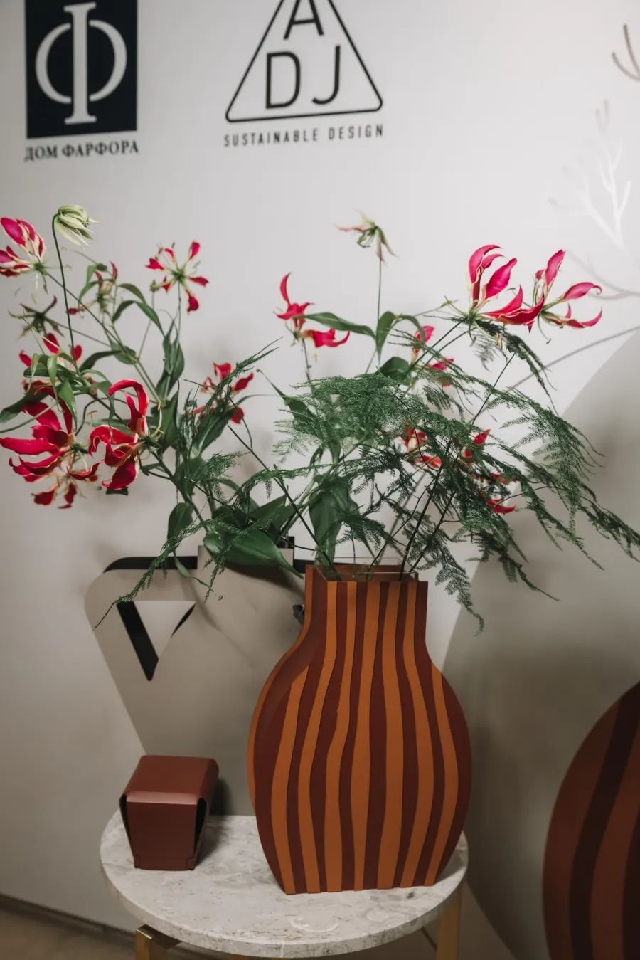 obrazek 4 Skórzany wazon Otto 9x41xH44 cm w kolorze cappuccino z oryginalnymi uchwytami