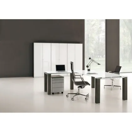 Picture An innovative Italian desk for the Boss