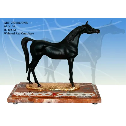 Zdjęcie Elegancka figura czarnego konia