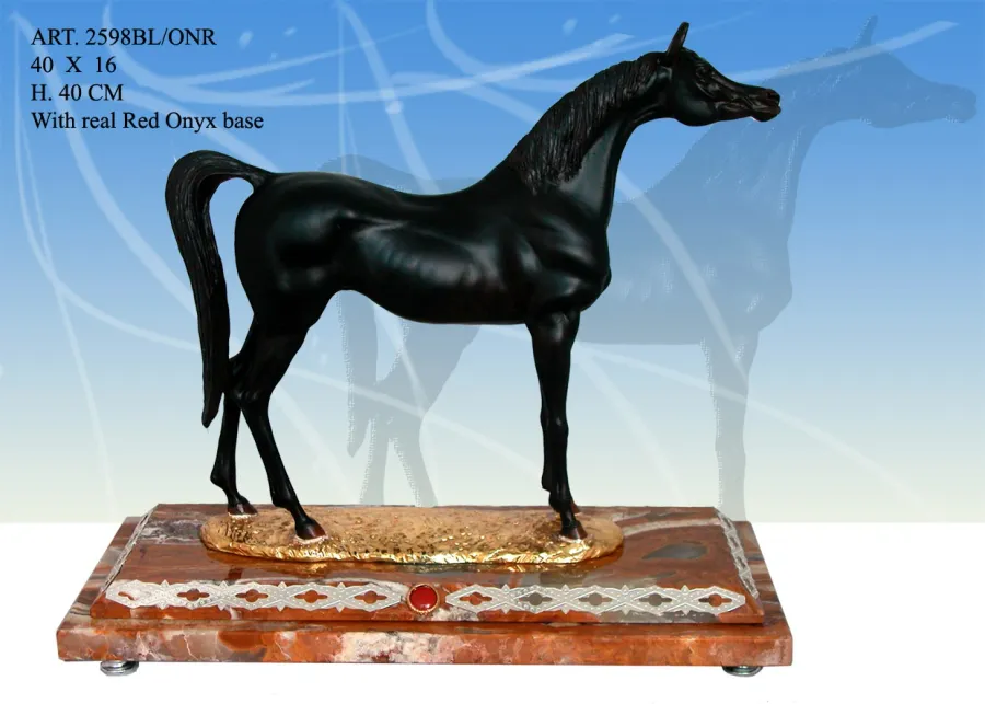 obrazek 1 Elegancka figura czarnego konia
