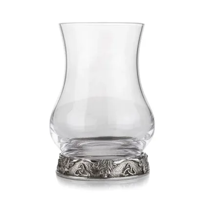 Zdjęcie Luksusowa szklanka do degustacji whisky z podstawą zdobioną motywem górskiej krowy – prezent na wyjątkową okazję