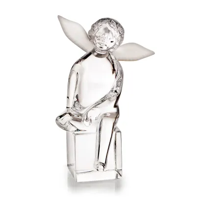 Zdjęcie Ekskluzywna rzeźba siedzącego anioła ze skrzydłami z porcelany biskwitowej z kolekcji Anjo – Vista Alegre
