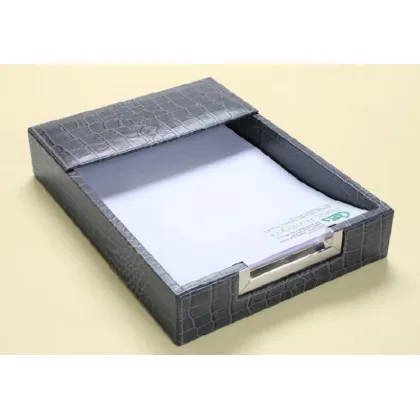 Zdjęcie Szary pojemnik skórzany na dokumenty A4 jako dodatkowe akcesorium biurowe