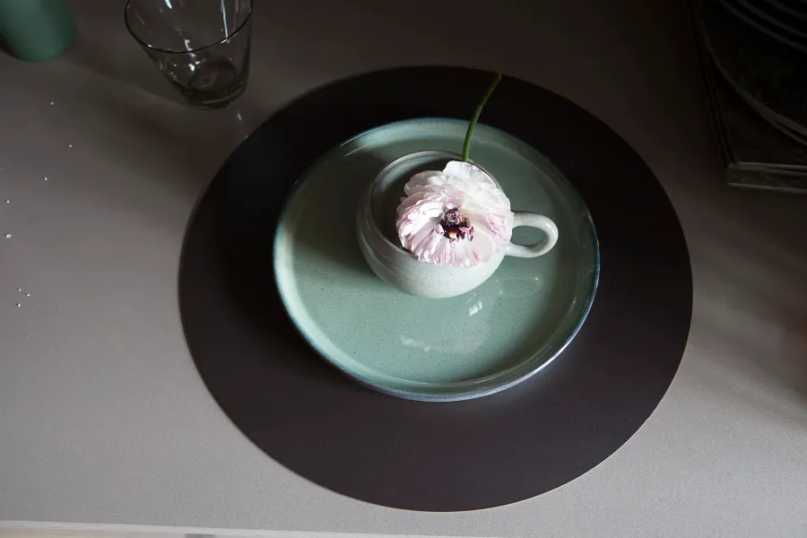 obrazek 2 Stylowa dwustronna podkładka na stół Ø30 cm wykonana ze skóry w kolorze czarnym i szarym