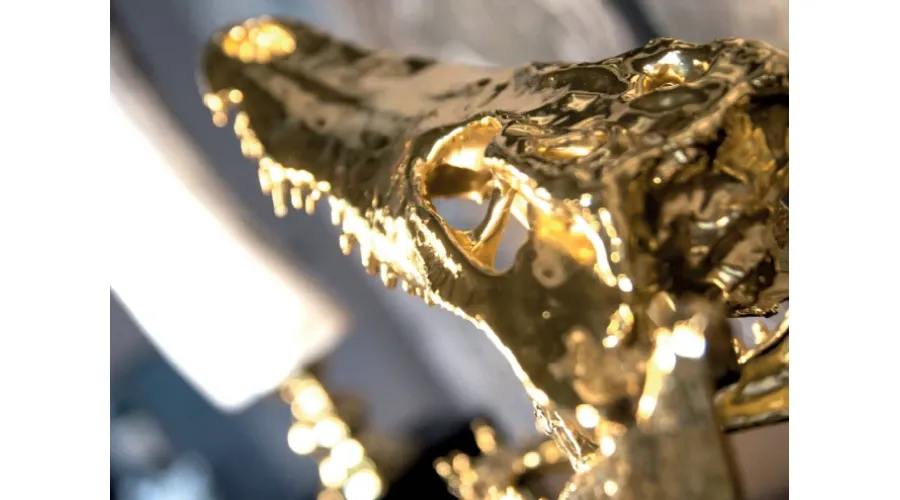 obrazek 2 Dekoracyjny złocony krokodyl na czarnej drewnianej podstawie