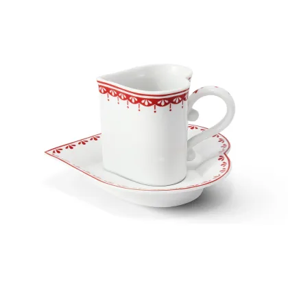 Zdjęcie Piękna filiżanka ze spodkiem z porcelany w kształcie serca zdobiona delikatnym czerwonym ornamentem – Leander