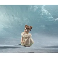 Zdjęcie Porcelanowa figurka dziewczynki siedzącej na kolanach - Sibania