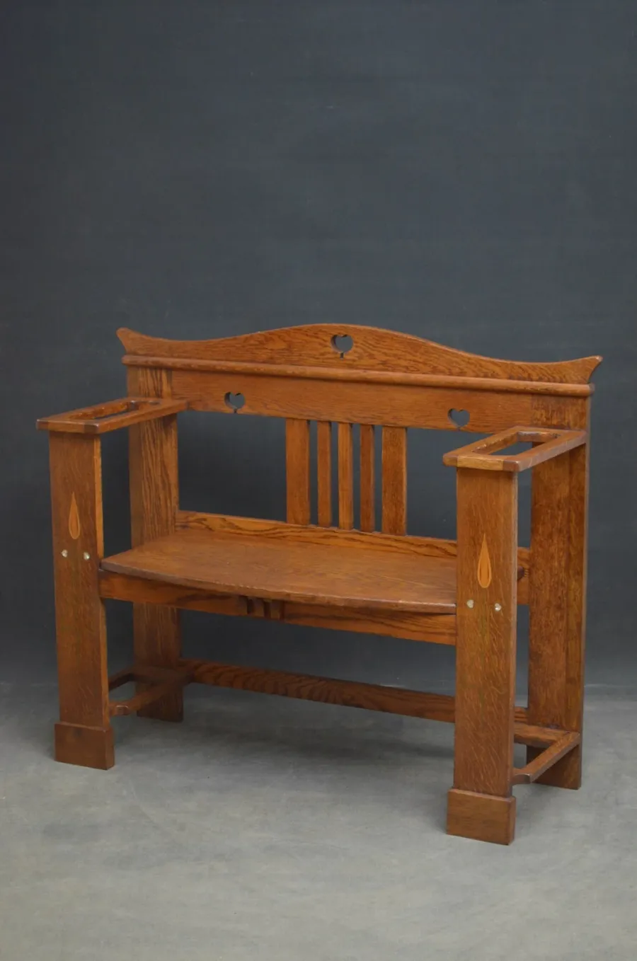 obrazek 1 Stylowa Arts and Crafts, solidna dębowa ławka, o profilowanej górnej poręczy - antyk