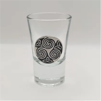 Zdjęcie Wyjątkowy kieliszek na alkohol z cynowym spiralnym zdobieniem