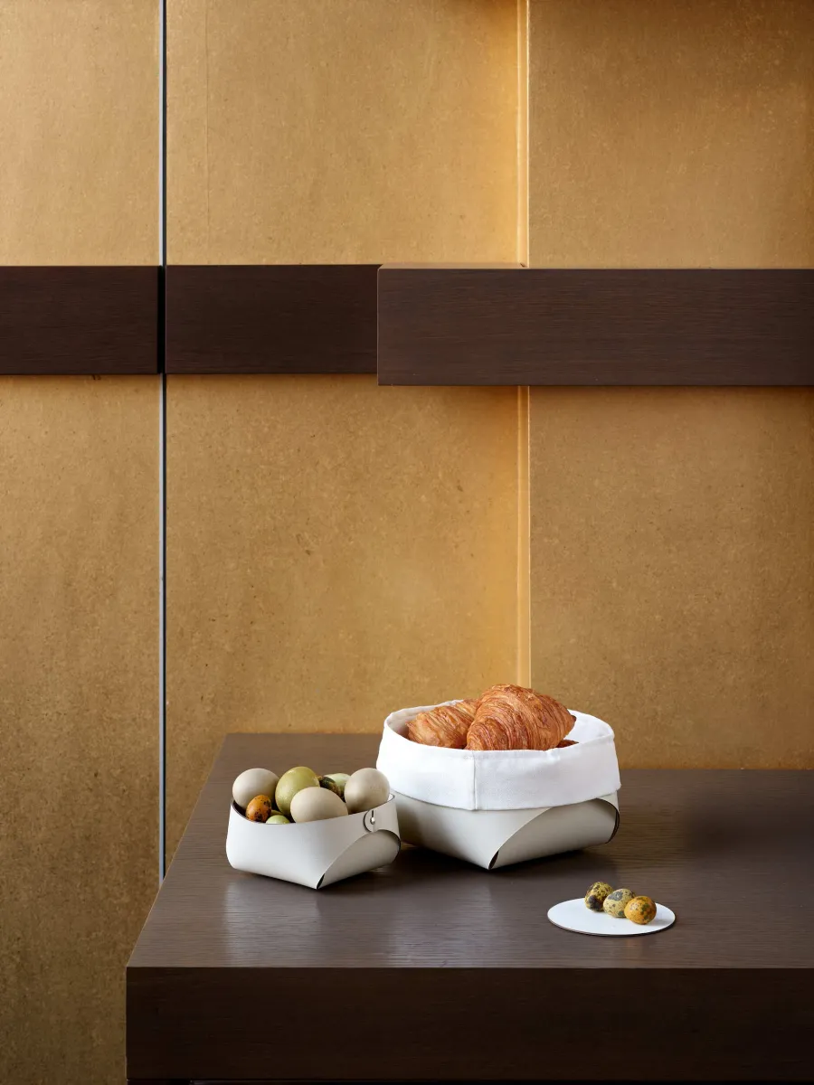 obrazek 2 Biały stylowy koszyk na chleb Flora w rozmiarze 20x20xH9 cm