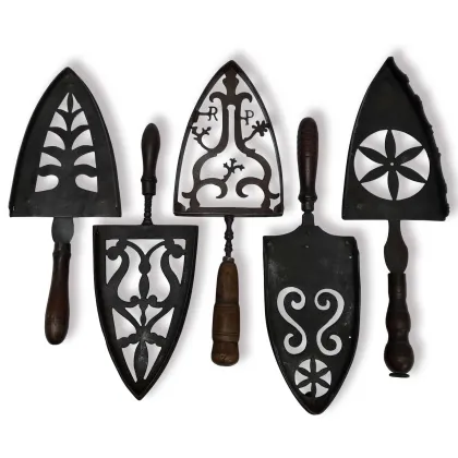 Zdjęcie Pięć żelaznych podstaw z XVII wieku różnych kształtów i rozmiarów