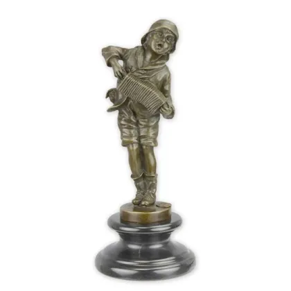 Zdjęcie Stylowa rzeźba grającego na harmonii chłopca z brązu