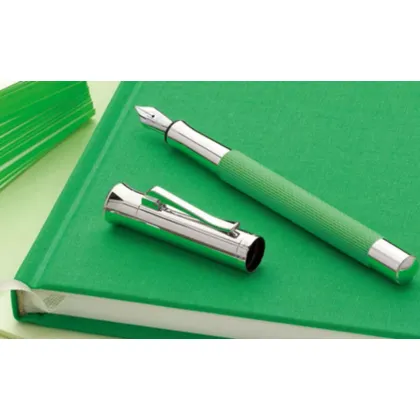 Zdjęcie Klasyczne zielone pióro wieczne Guilloche Yozakura - Graf von Faber-Castell