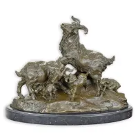 Zdjęcie Ekskluzywna rzeźba gromady kóz z brązu i marmuru