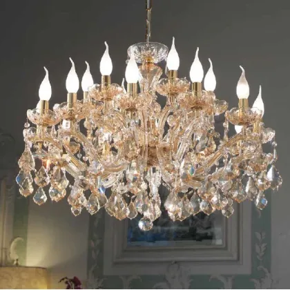 Zdjęcie Stylowy żyrandol z pozłacaną metalową ramą pokrytą przezroczystymi szklanymi ramionami i przezroczystymi kryształowymi zawieszkami - Il Paralume Marina