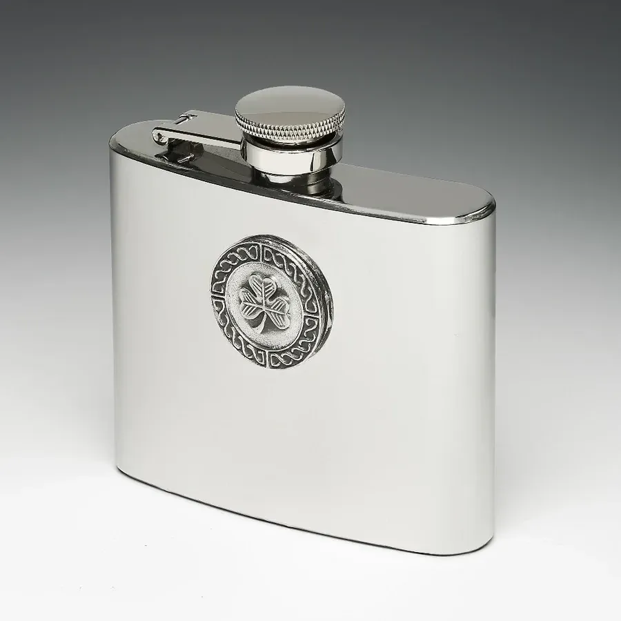 obrazek 1 Unikalna piersiówka do whisky zdobiona cynowym dyskiem z symbolem Irlandii - koniczyną