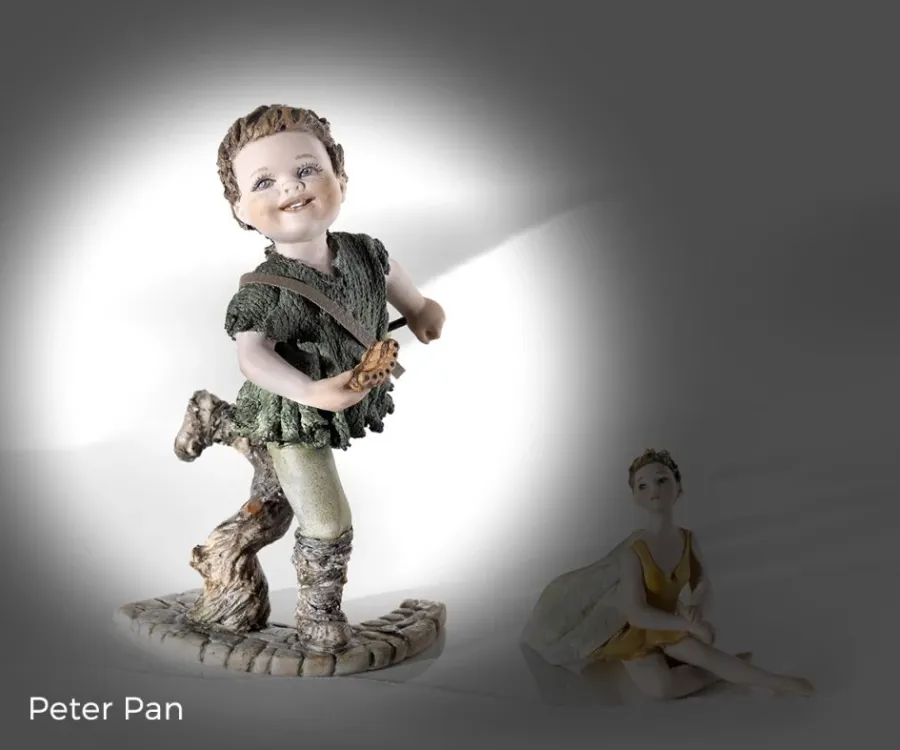 obrazek 1 Figurka Piotruś Pan wykonana z porcelany - Sibania