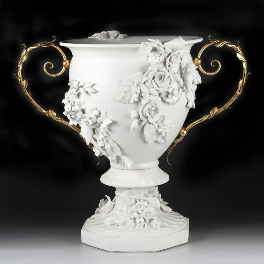 obrazek 1 Stylowy ceramiczny puchar zdobiony motywem kwiatowym